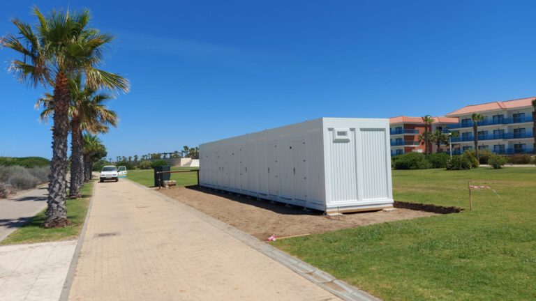 COLOCACIÓN DE NUEVOS MÓDULOS DEL SERVICIO DE PLAYAS EN COSTA BALLENA CHIPIONA