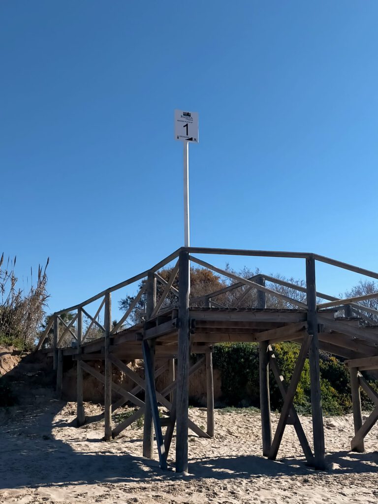 NUEVA SEÑALIZACION BAJADAS A LA PLAYA EN COSTA BALLENA CHIPIONA