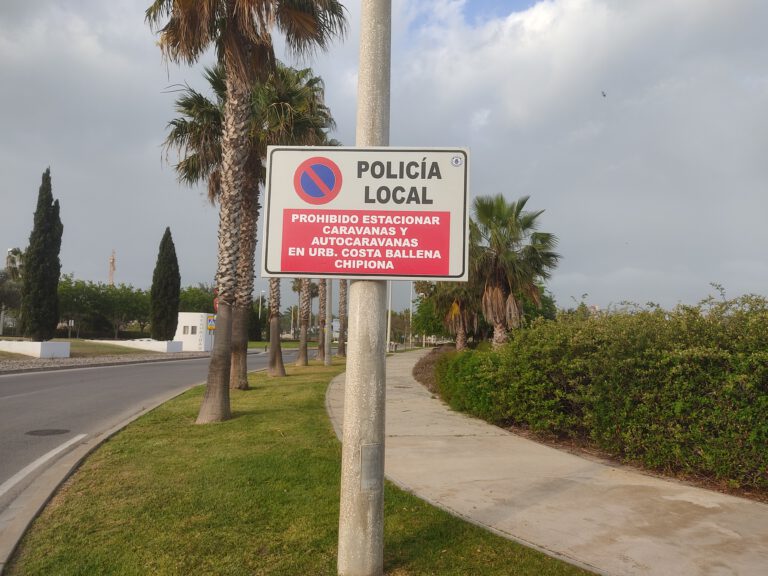 Señal de prohibido estacionar caravanas y autocaravanas en Costa Ballena Chipiona